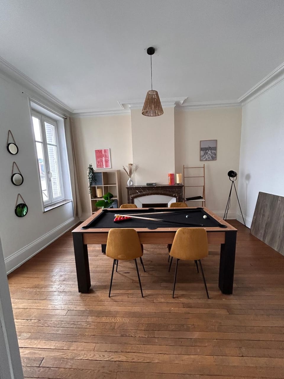 Billiard, Living room, Seating area, Dining area
