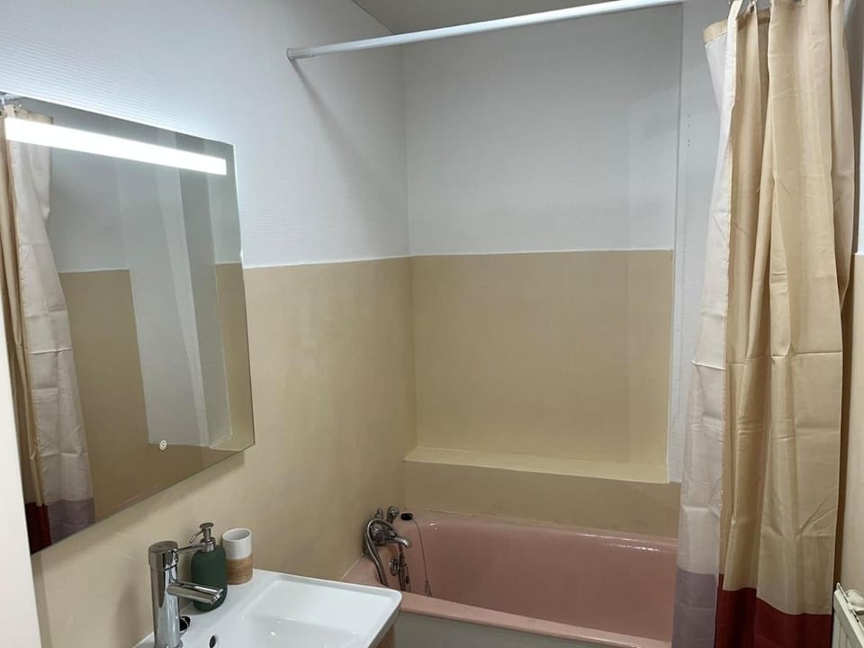 Bathroom, Bath, towels