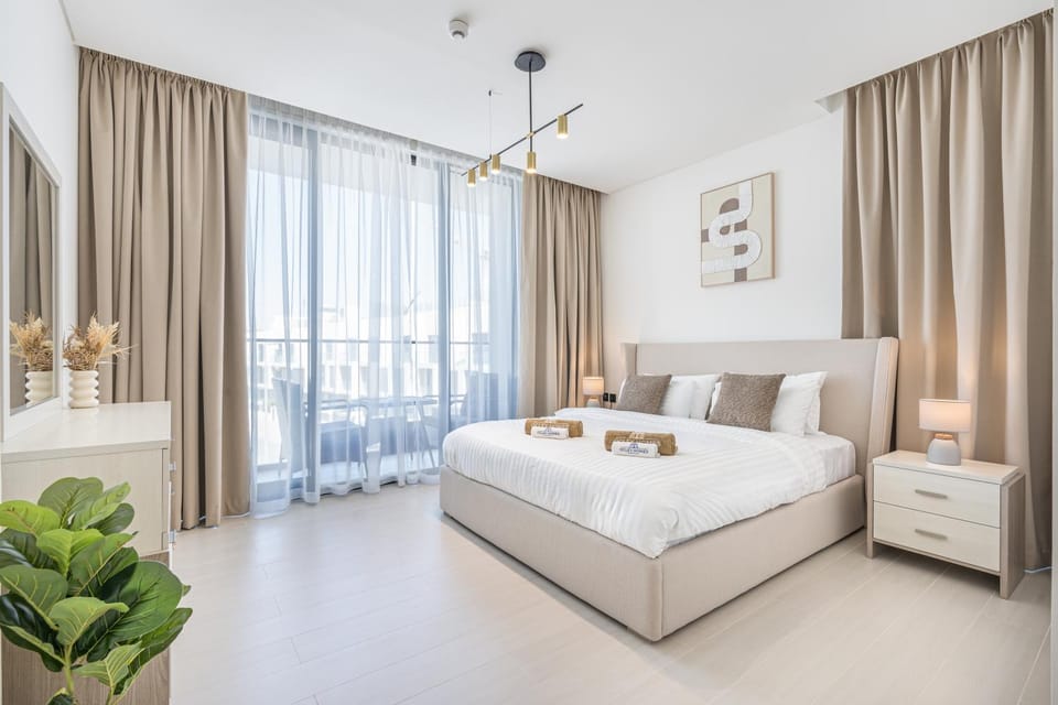 Bed, Photo of the whole room, Seating area, Bedroom