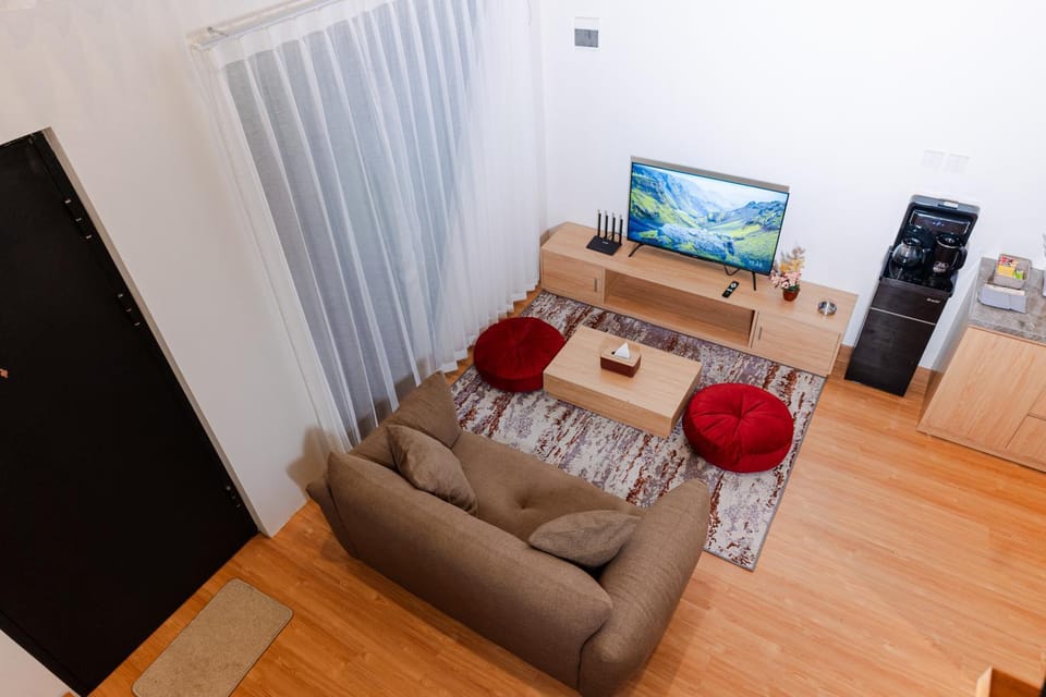 Communal lounge/ TV room, TV and multimedia, Living room, Seating area, Evening entertainment