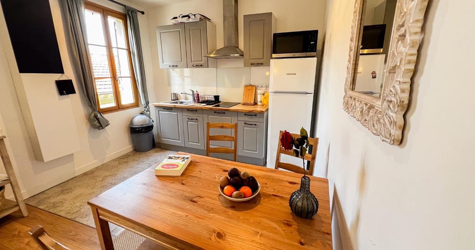 Coffee/tea facilities, Kitchen or kitchenette, Dining area, stove