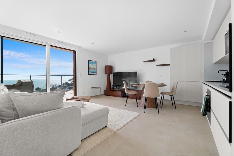 TV and multimedia, Kitchen or kitchenette, Living room, Seating area