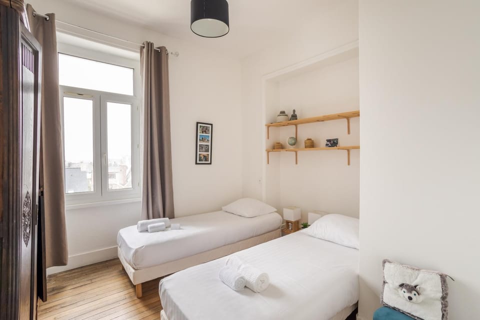 Photo of the whole room, Bedroom