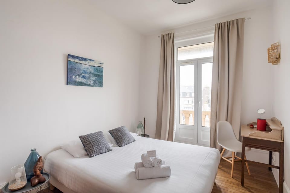 Photo of the whole room, Bedroom