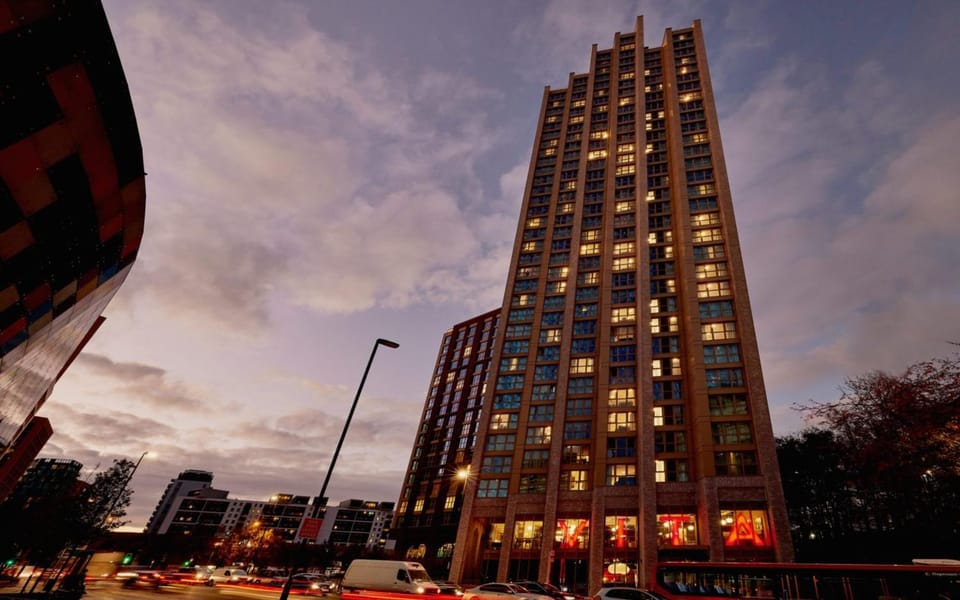Property building, Day, City view, Location
