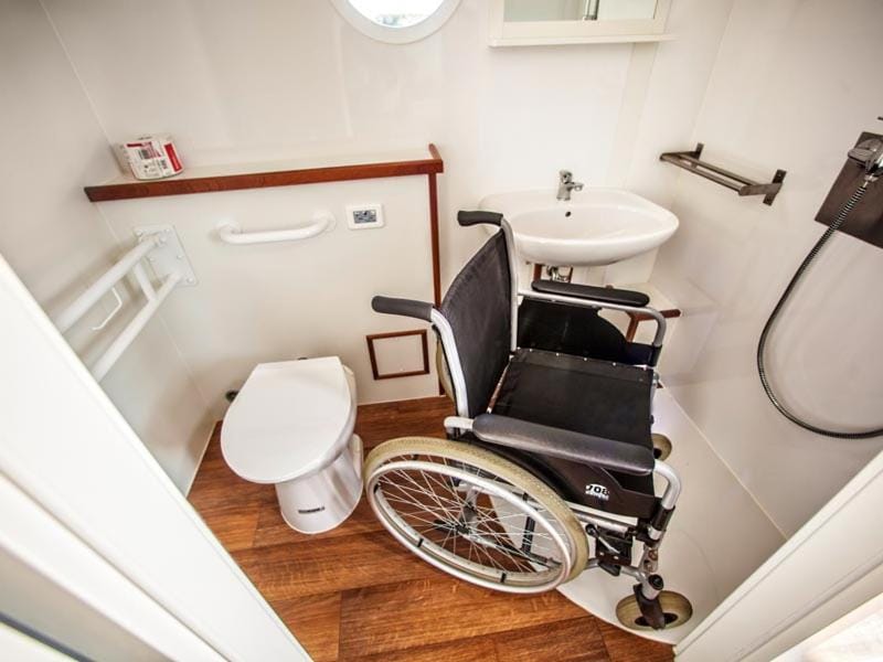 Toilet, Bathroom, Facility for disabled guests, acessibility