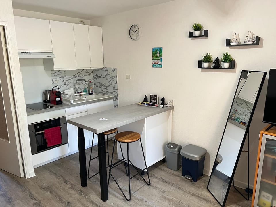 Coffee/tea facilities, Kitchen or kitchenette, oven, stove