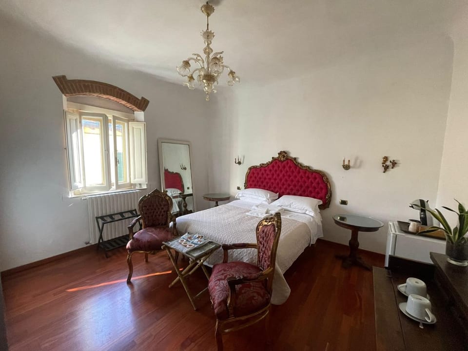 Bed, Photo of the whole room, Seating area, Bedroom, towels, wardrobe
