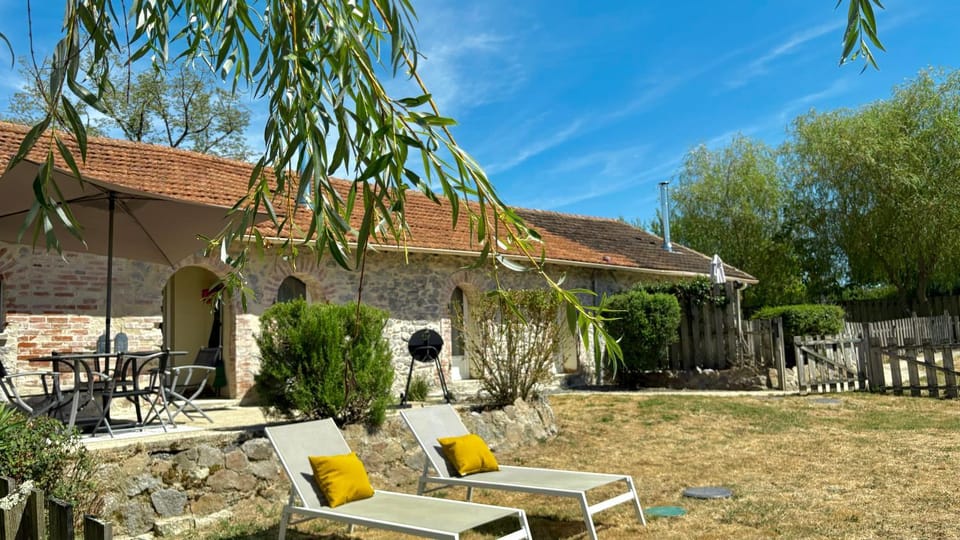 Property building, Patio, Day, Garden, Garden view