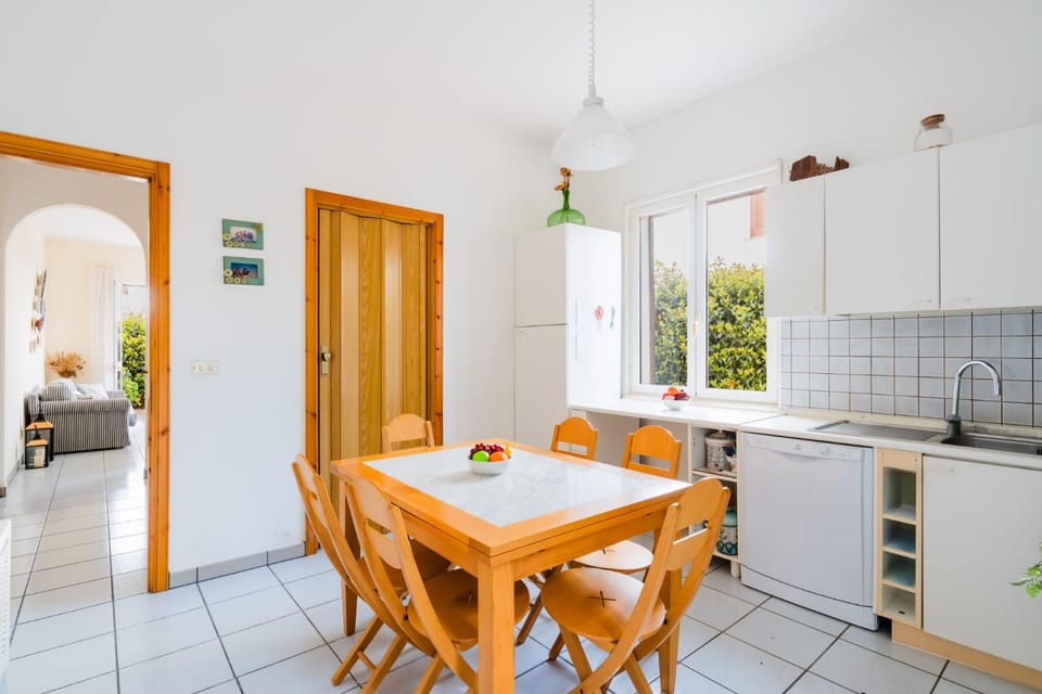 Kitchen or kitchenette, Dining area, oven, stove