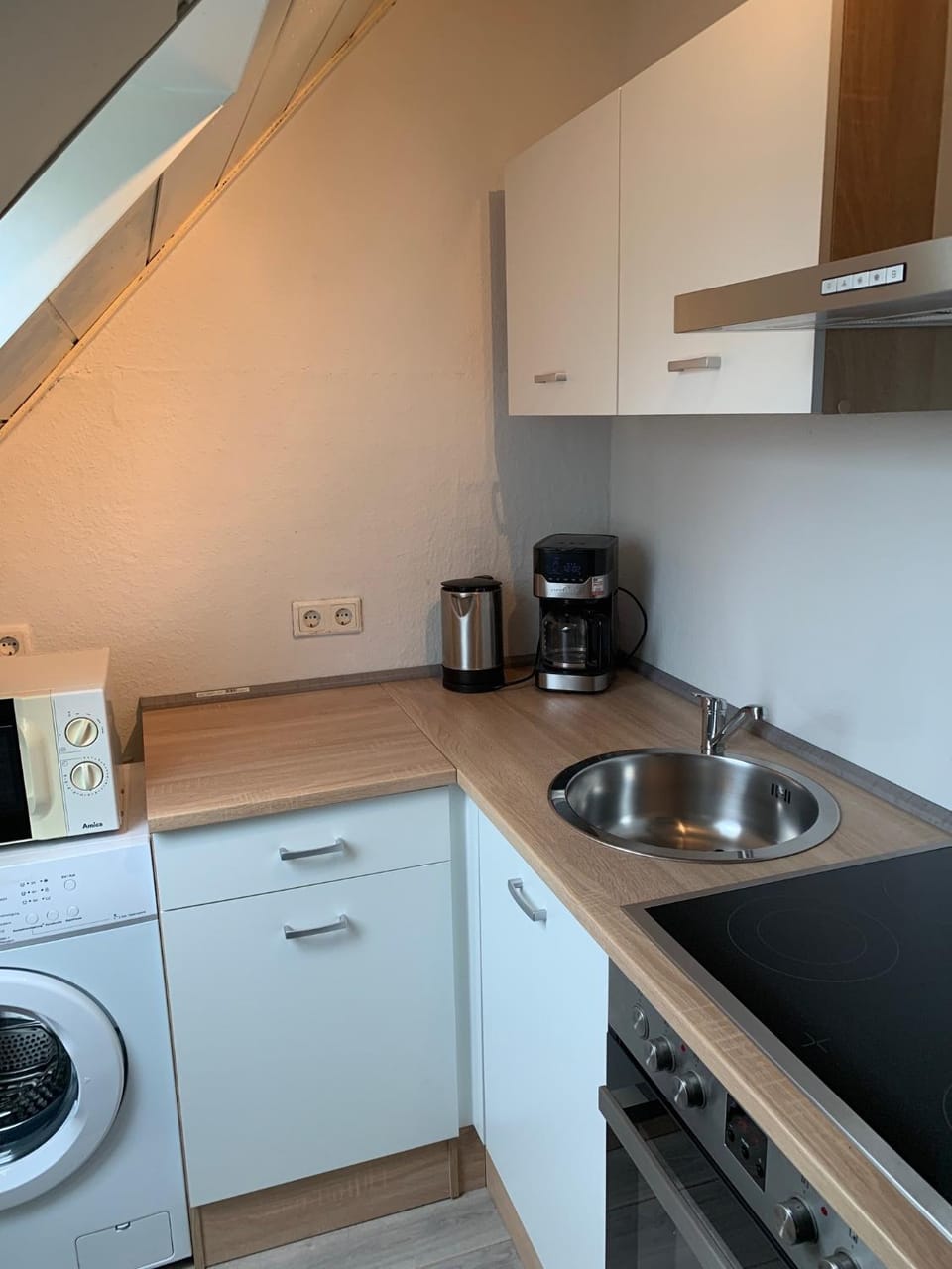 Coffee/tea facilities, Kitchen or kitchenette, stove, washing machine