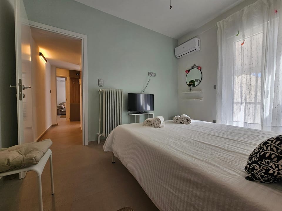 Bed, TV and multimedia, Photo of the whole room, Bedroom, air conditioner