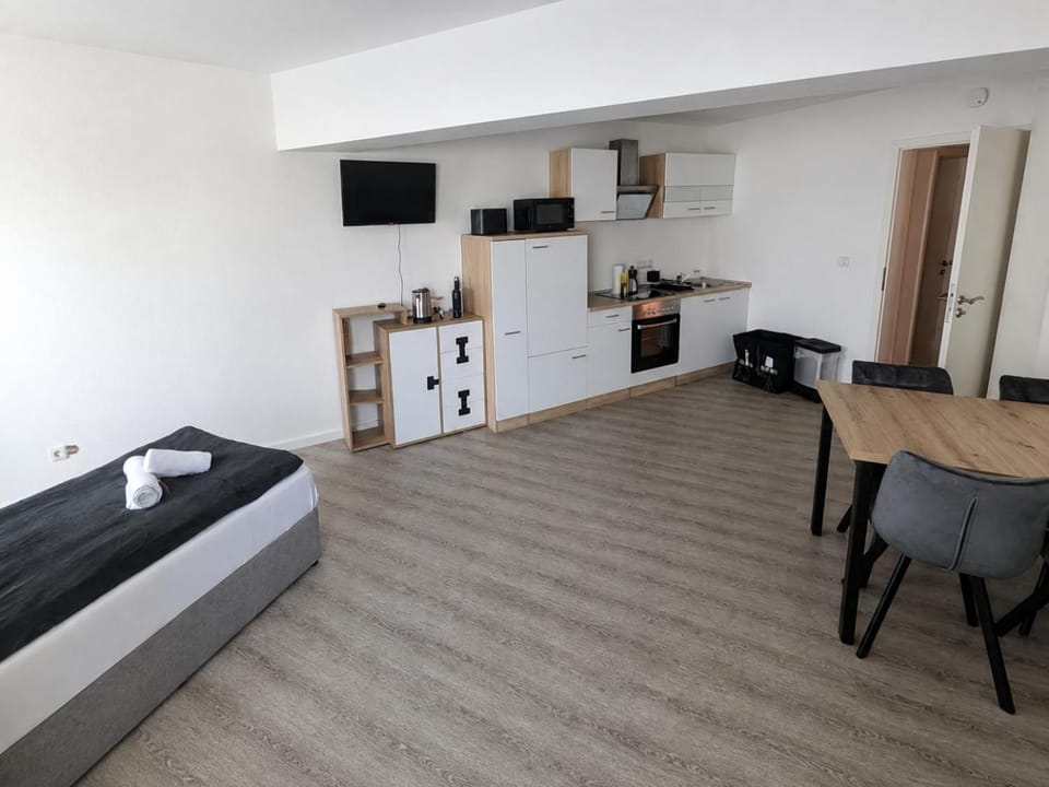 TV and multimedia, Kitchen or kitchenette, Seating area, Dining area, stove