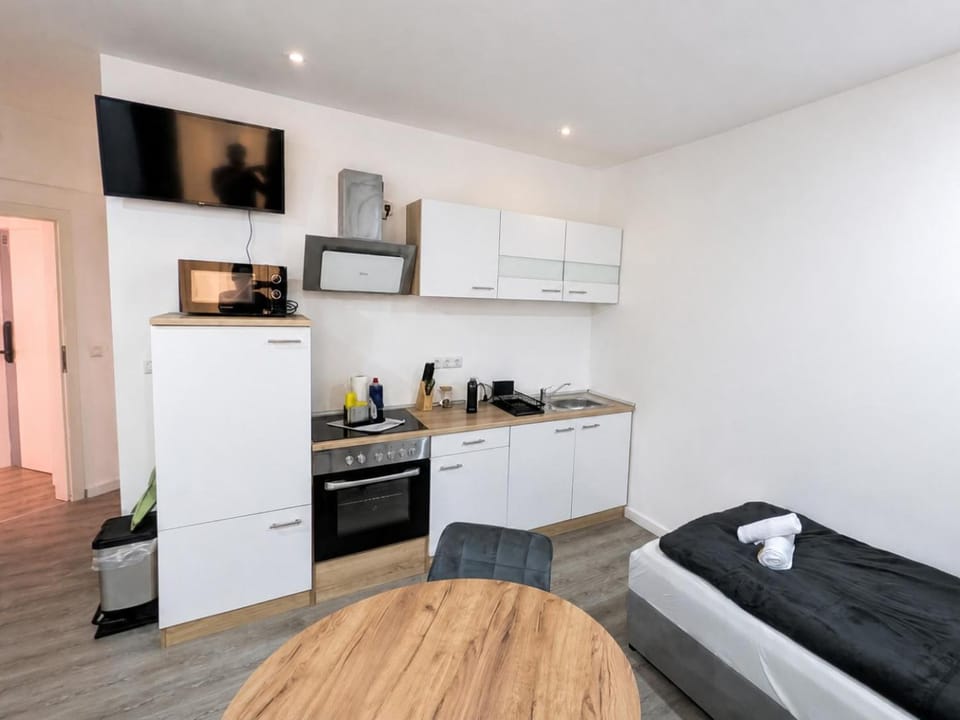 Coffee/tea facilities, Kitchen or kitchenette, Dining area, oven, toaster