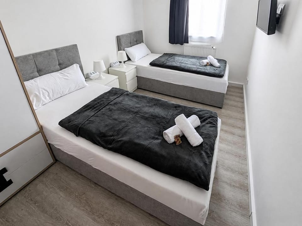Bed, TV and multimedia, Photo of the whole room, Bedroom, towels