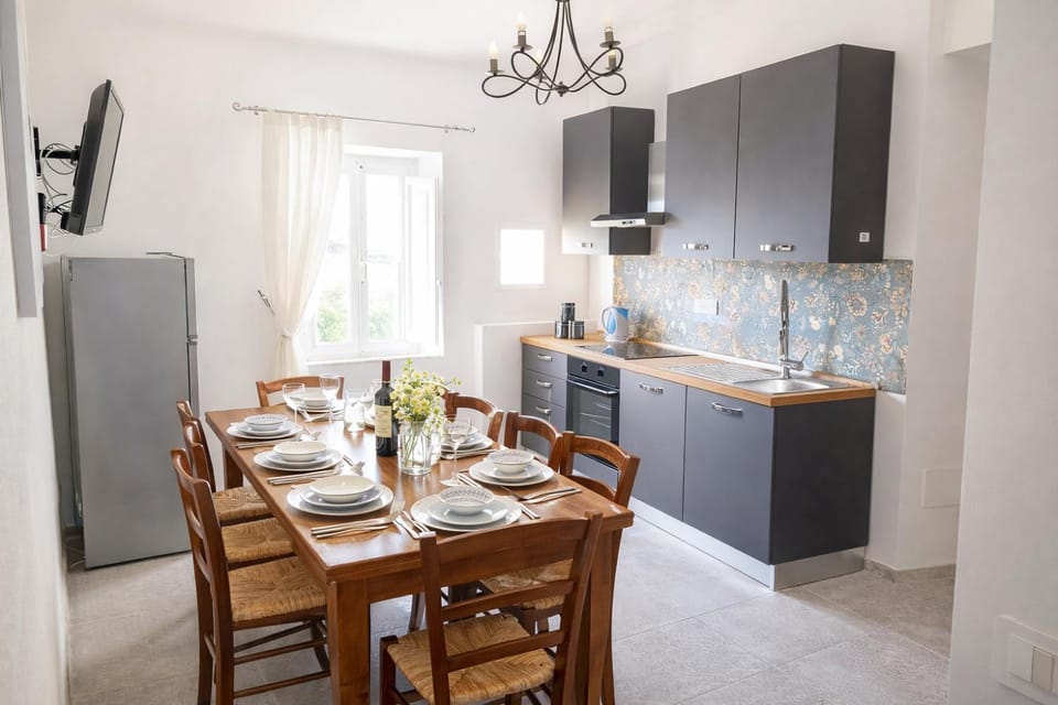 Kitchen or kitchenette, Living room, Seating area, Dining area, oven, stove