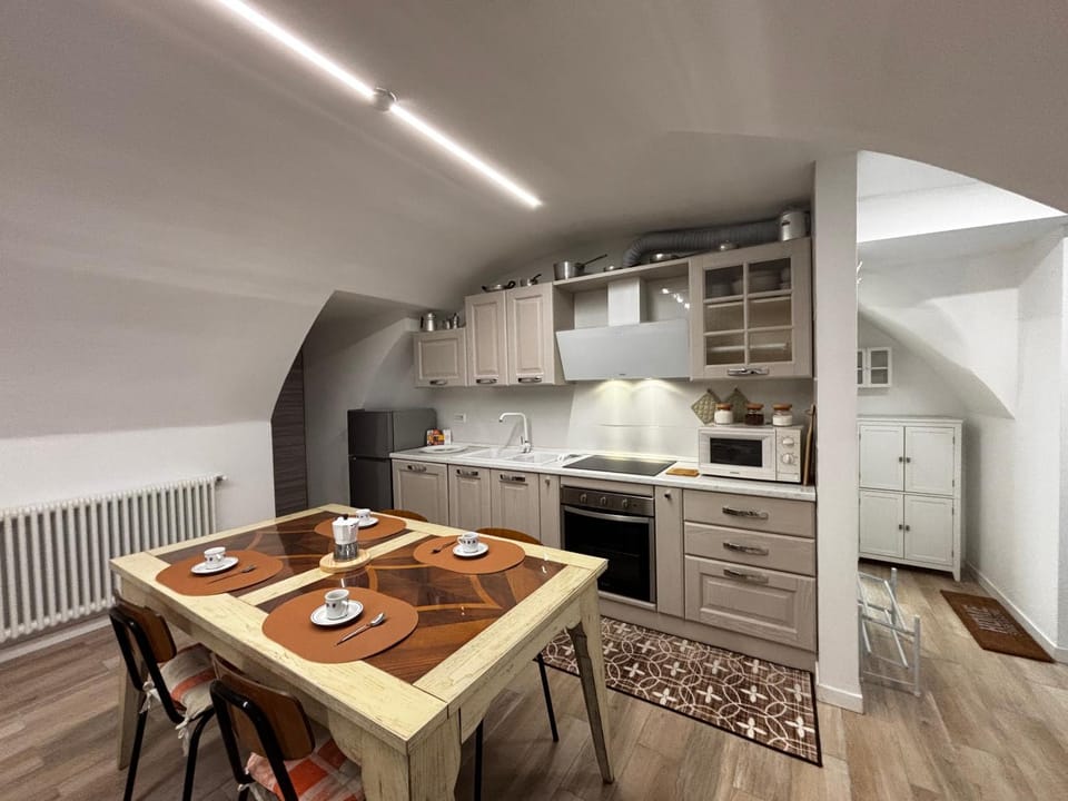 Kitchen or kitchenette, Dining area
