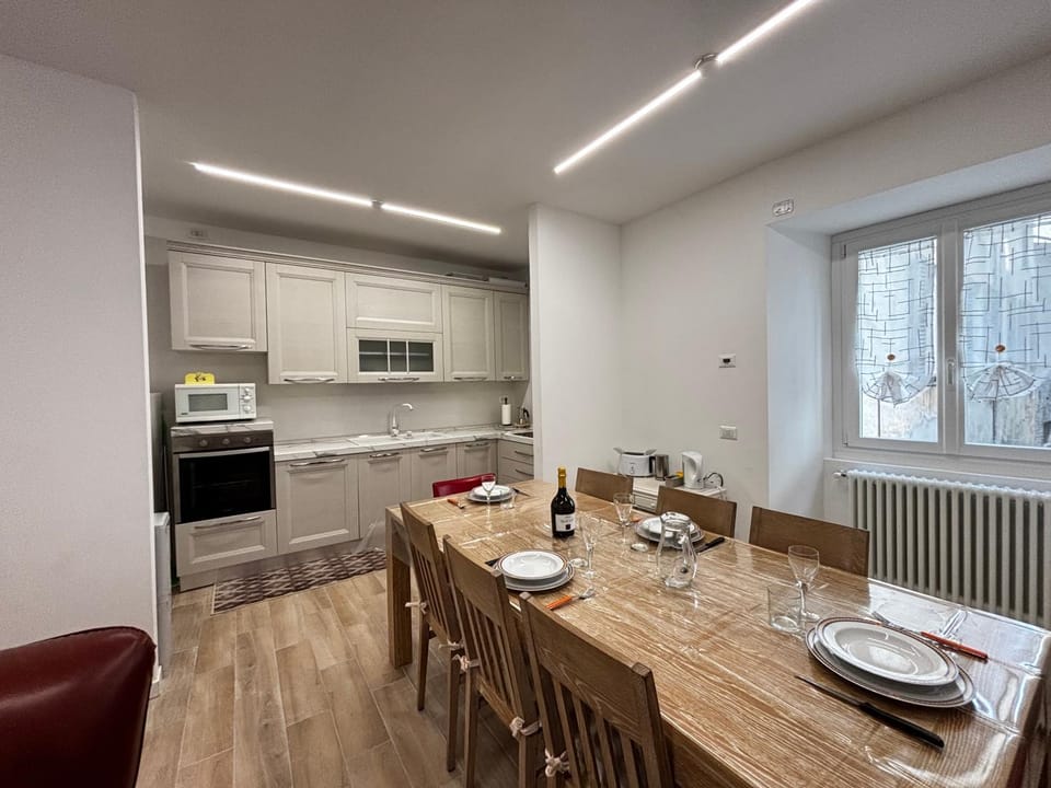 Kitchen or kitchenette, Dining area