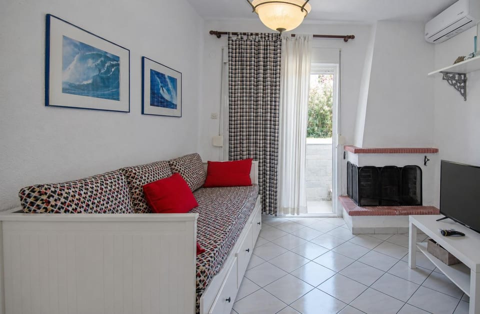 TV and multimedia, Living room, Seating area, Evening entertainment, internet, air conditioner