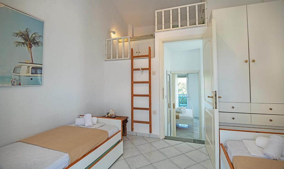 Bed, Photo of the whole room, Bedroom, internet, wardrobe