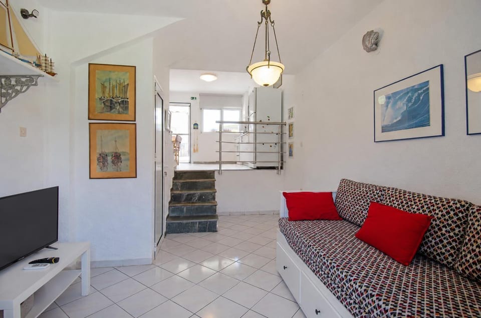 TV and multimedia, Living room, Seating area, internet, air conditioner
