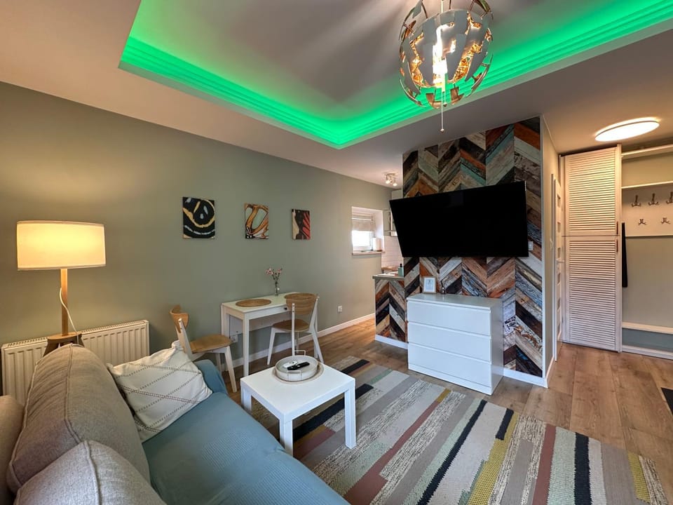 TV and multimedia, Kitchen or kitchenette, Living room, Seating area, Dining area