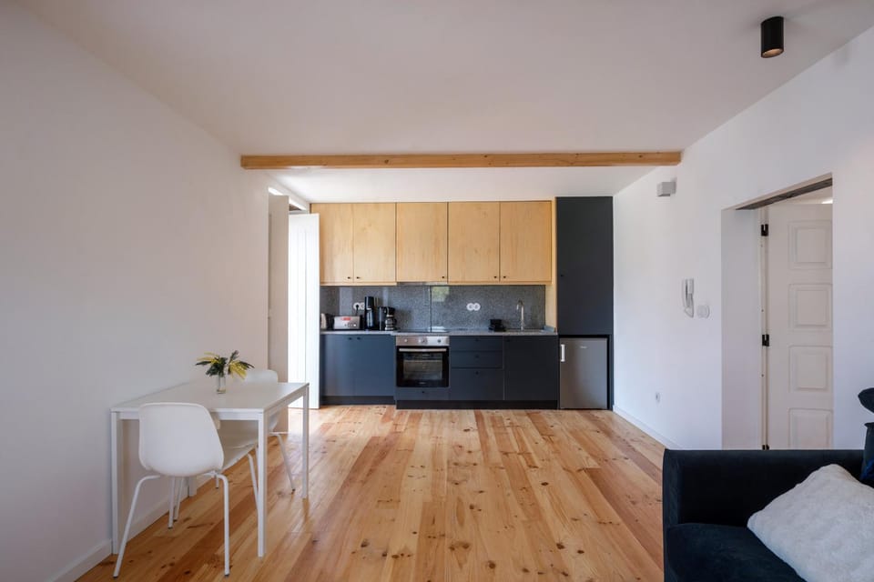 Kitchen or kitchenette, Living room, Seating area, Dining area, oven