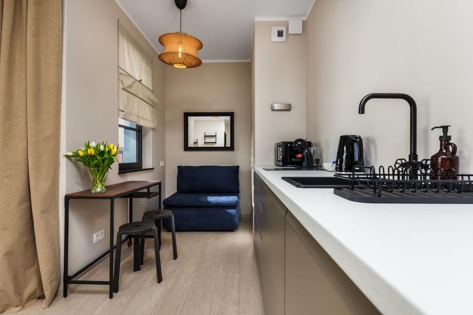 Kitchen or kitchenette, Seating area, stove