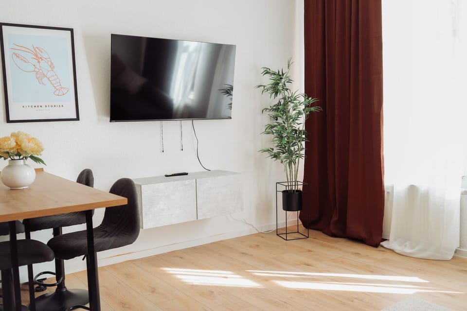 Communal lounge/ TV room, TV and multimedia, Living room, Seating area, Dining area, Evening entertainment