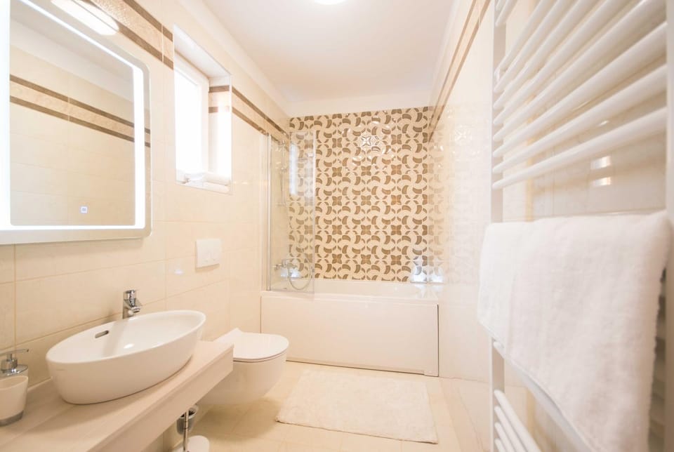 Shower, Toilet, Bathroom, Bath, towels