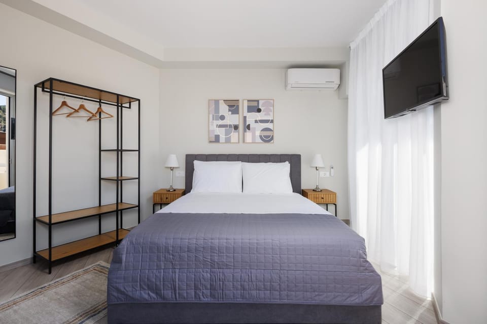 Bed, TV and multimedia, Photo of the whole room, Bedroom, air conditioner