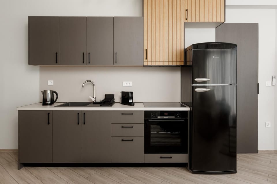 Coffee/tea facilities, Kitchen or kitchenette, oven, stove