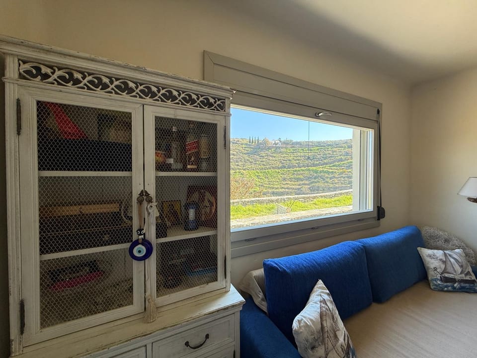 Bed, Living room, Seating area, Bedroom, Mountain view
