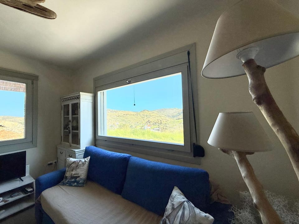Bed, Natural landscape, TV and multimedia, Living room, Photo of the whole room, Seating area, Evening entertainment, Bedroom