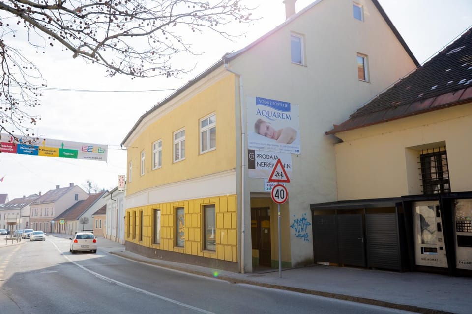 Neighbourhood, Street view, Location