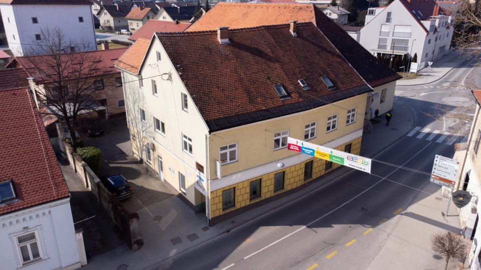 Property building, Neighbourhood, Bird's eye view, Street view, Location, Parking