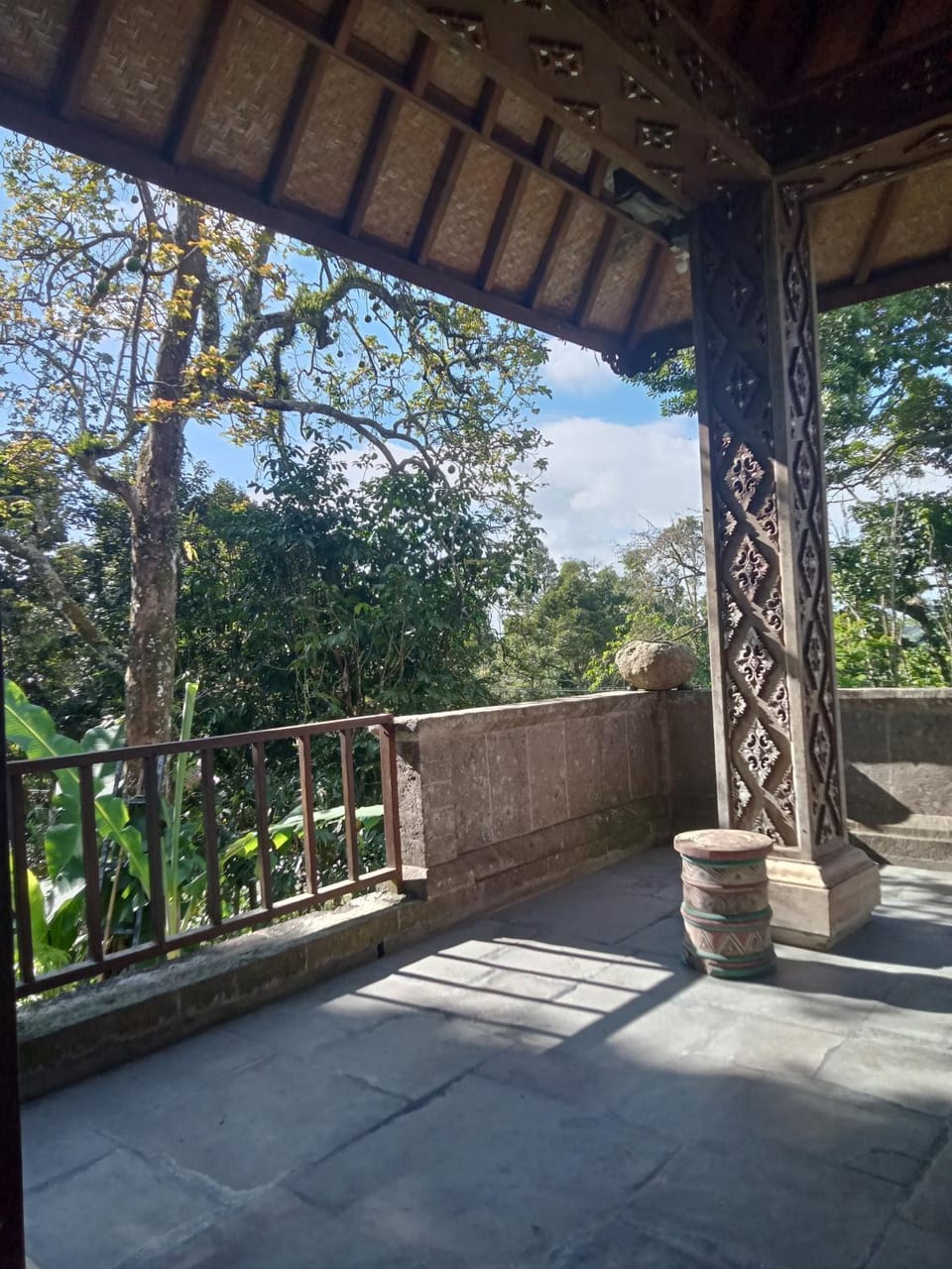 Balcony/Terrace, Text overlay
