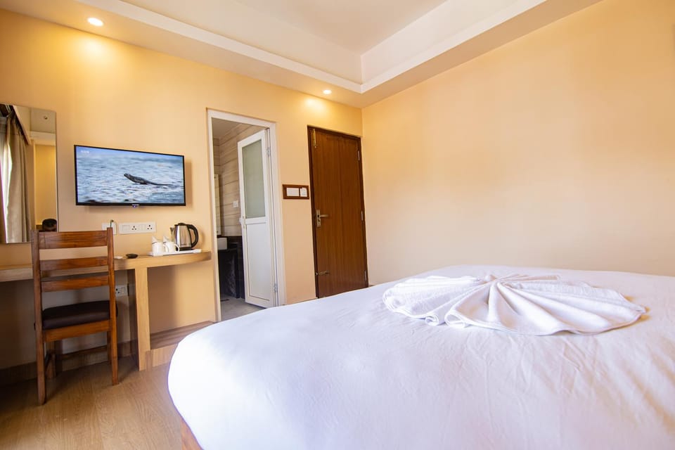 Bed, TV and multimedia, Photo of the whole room, Bedroom, towels