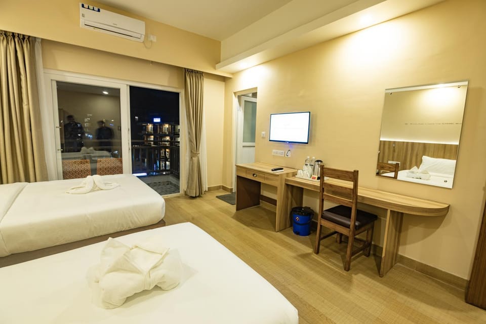 Bed, TV and multimedia, Photo of the whole room, Bedroom, towels, air conditioner