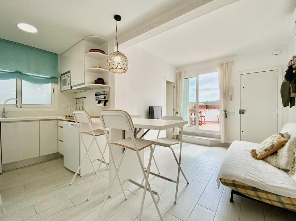 Kitchen or kitchenette, Dining area, stove