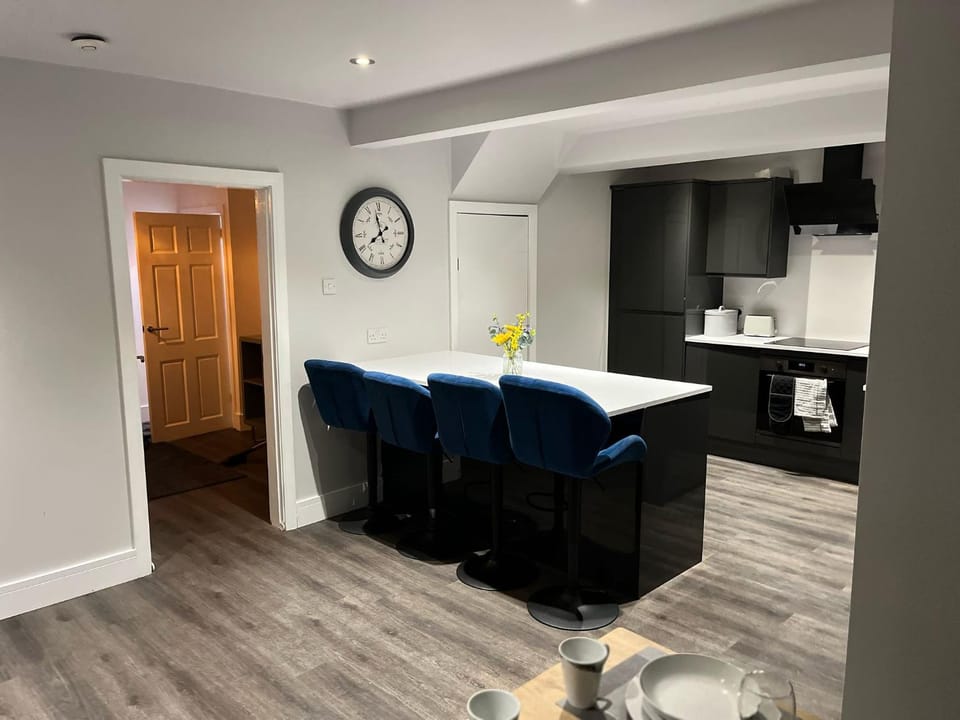Kitchen or kitchenette, Seating area, Dining area