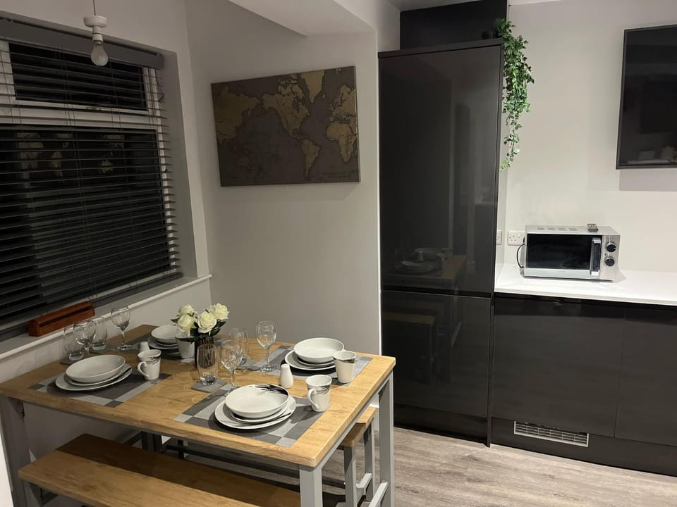Kitchen or kitchenette, Dining area, stove, toaster