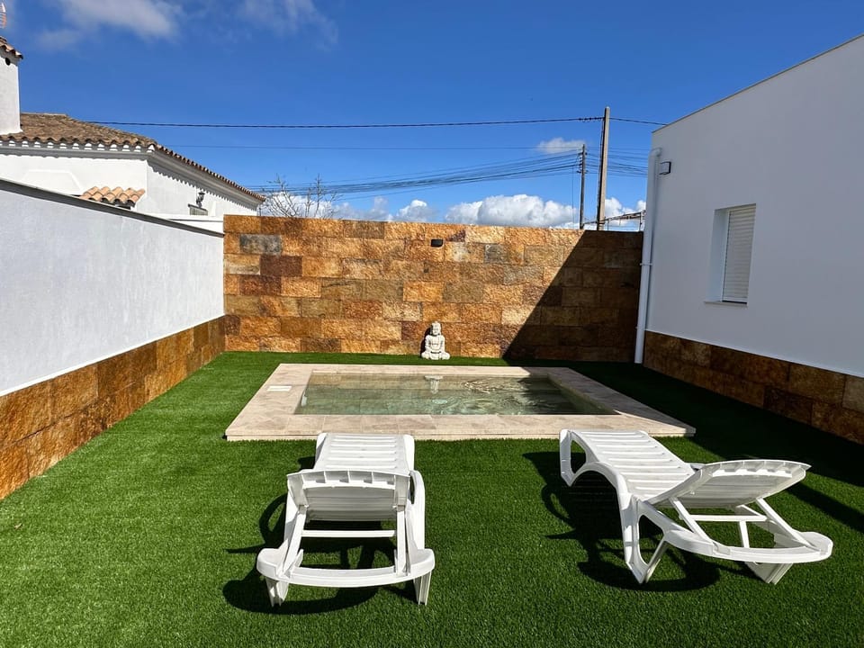 Patio, Swimming pool, sunbed