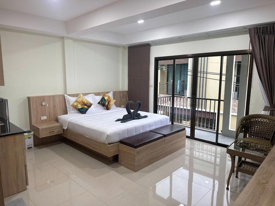 Bed, Living room, Photo of the whole room, Seating area, Bedroom