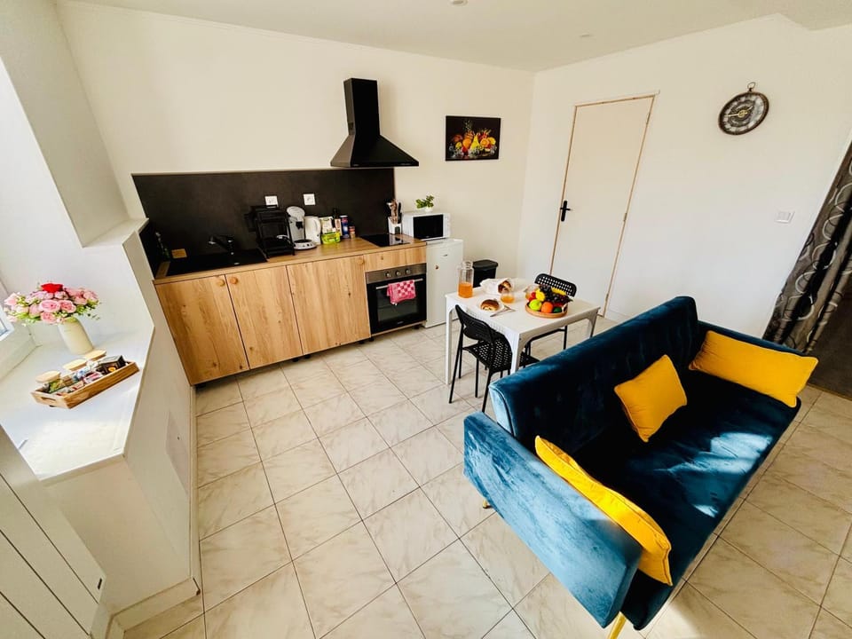 TV and multimedia, Kitchen or kitchenette, Living room, Seating area, Dining area