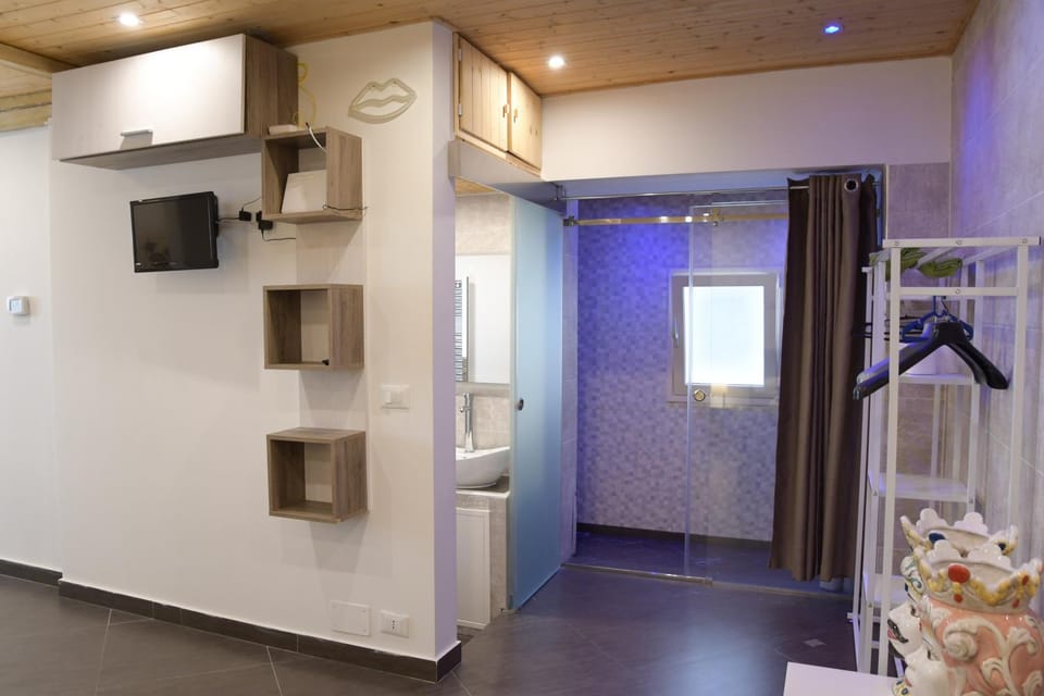 Toilet, Bathroom, TV and multimedia