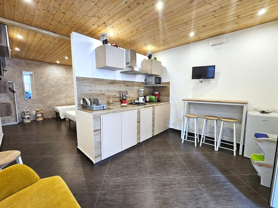 TV and multimedia, Coffee/tea facilities, Kitchen or kitchenette, Dining area, pet friendly, stove, toaster
