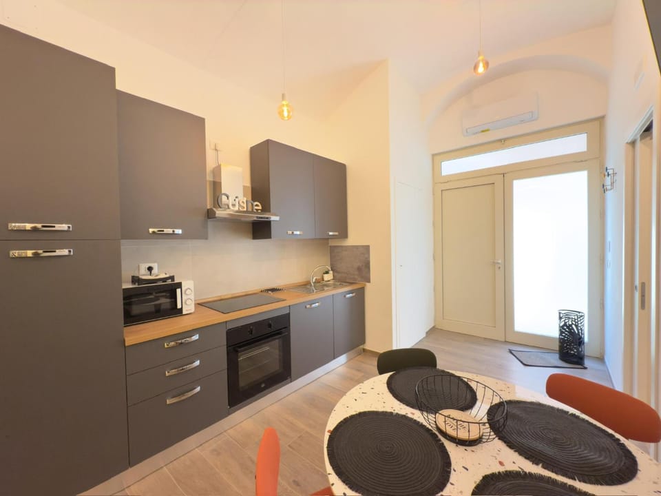 Kitchen or kitchenette, Dining area, pet friendly, stove, toaster