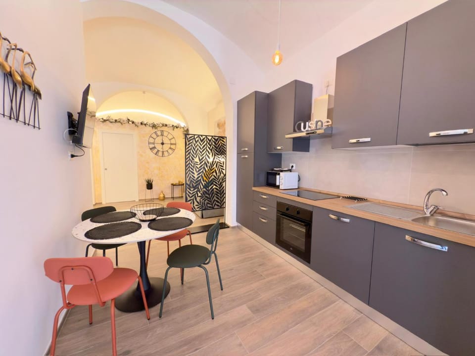 Kitchen or kitchenette, Dining area, dishwasher, minibar, oven, pet friendly, stove