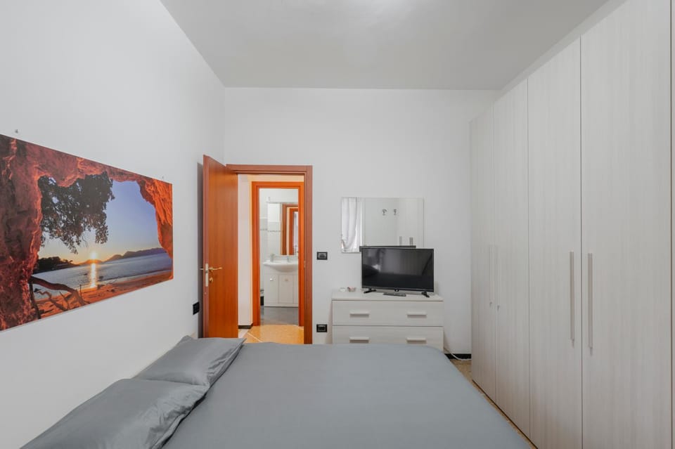 Bed, TV and multimedia, Photo of the whole room, Bedroom